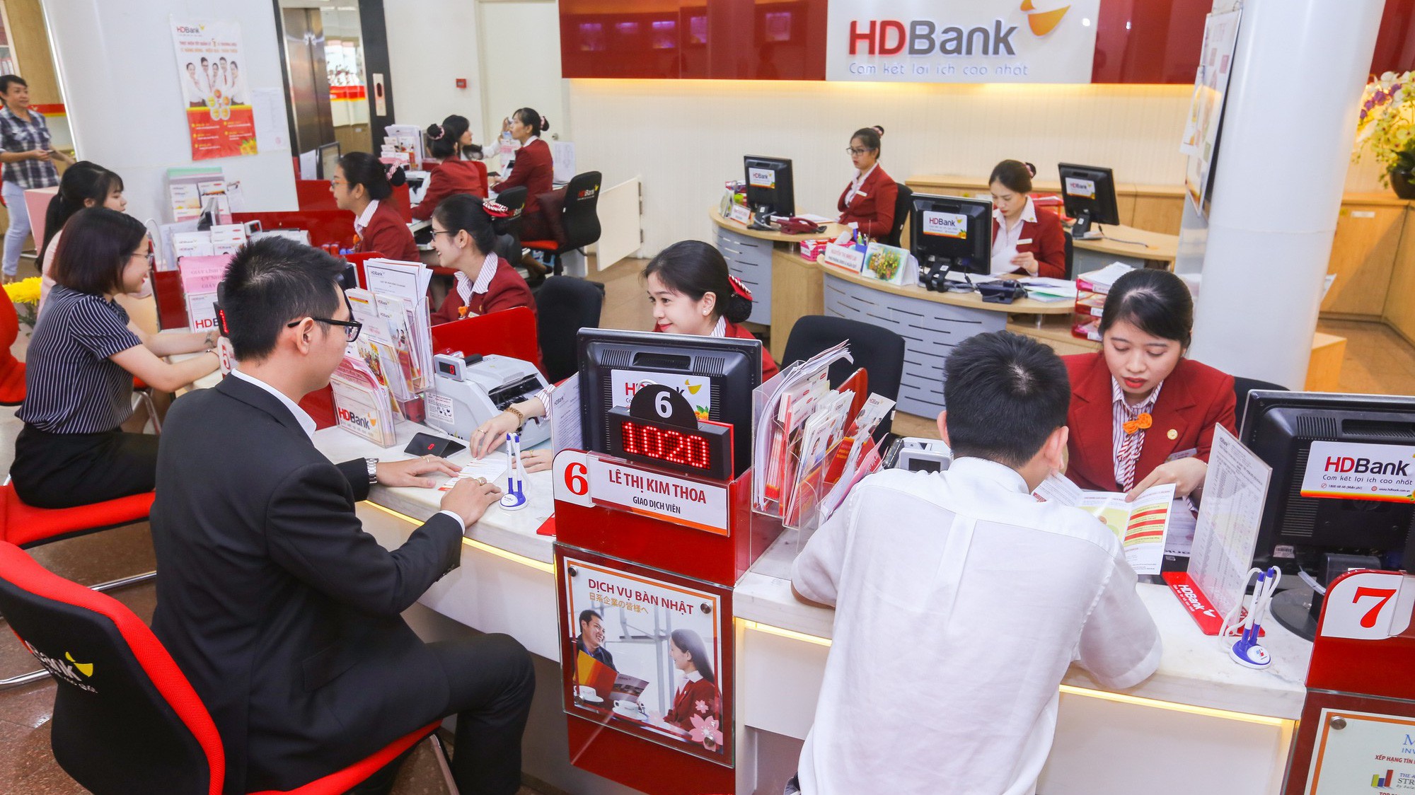 HDBank luôn đồng hành gắn bó cùng doanh nghiệp bằng việc đưa ra các sản phẩm dịch vụ đa dạng, nguồn vốn ưu đãi, sẵn sàng mang đến cho các doanh nghiệp những giải pháp tài chính linh hoạt.