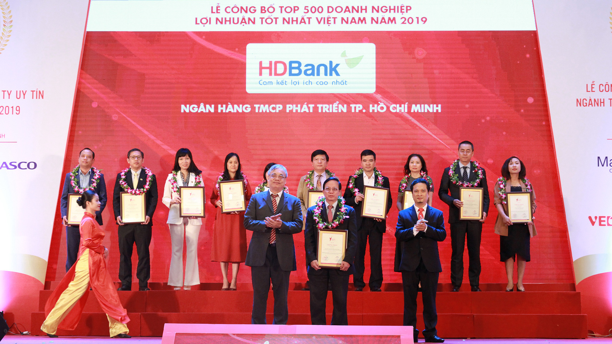 Các ngân hàng tiếp tục là tâm điểm gây chú ý khi bảng xếp hạng câu lạc bộ "nghìn tỷ" liên tục hoán ngôi.