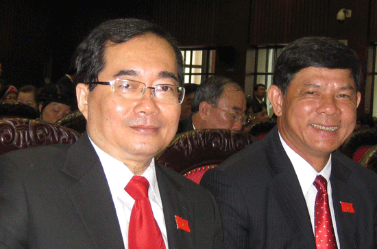 Đại biểu Hoàng Hữu Phước (bên trái) tại nghị trường - Ảnh CTV