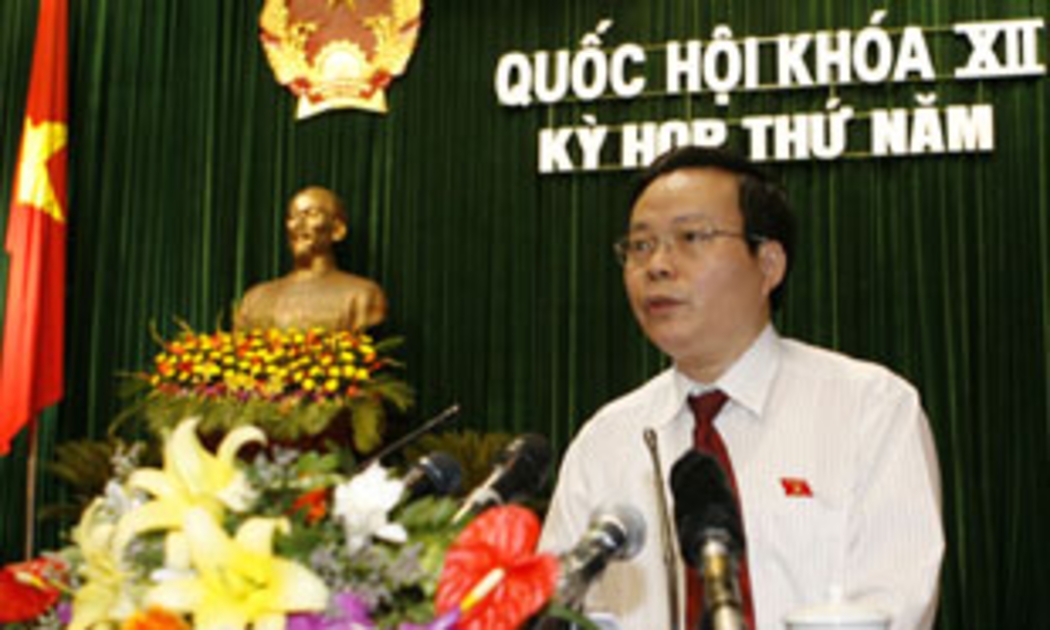 Chủ nhiệm ủy ban Tài chính - Ngân sách Phùng Quốc Hiển trình bày báo cáo tiếp thu giải trình về quyết toán ngân sách Nhà nước năm 2007 - Ảnh: TTXVN.