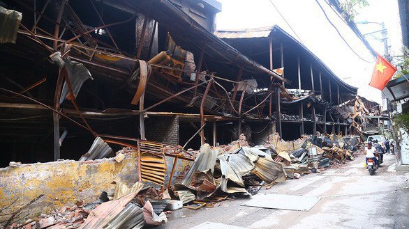 Hiện trường vụ cháy kho Công ty bóng đèn phích nước Rạng Đông - Ảnh: Tuổi Trẻ