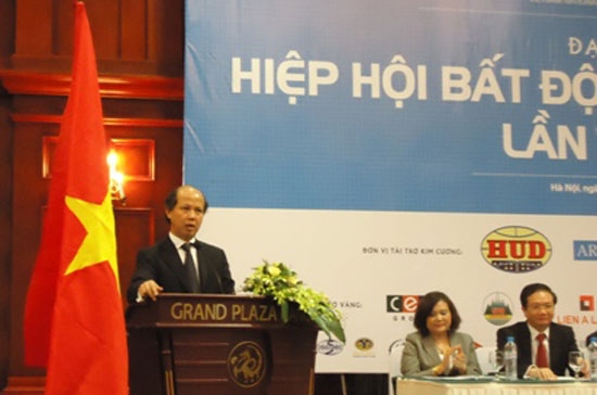 Thứ trưởng Nguyễn Trần Nam trình bày báo cáo tổng kết hoạt động của Hiệp hội.