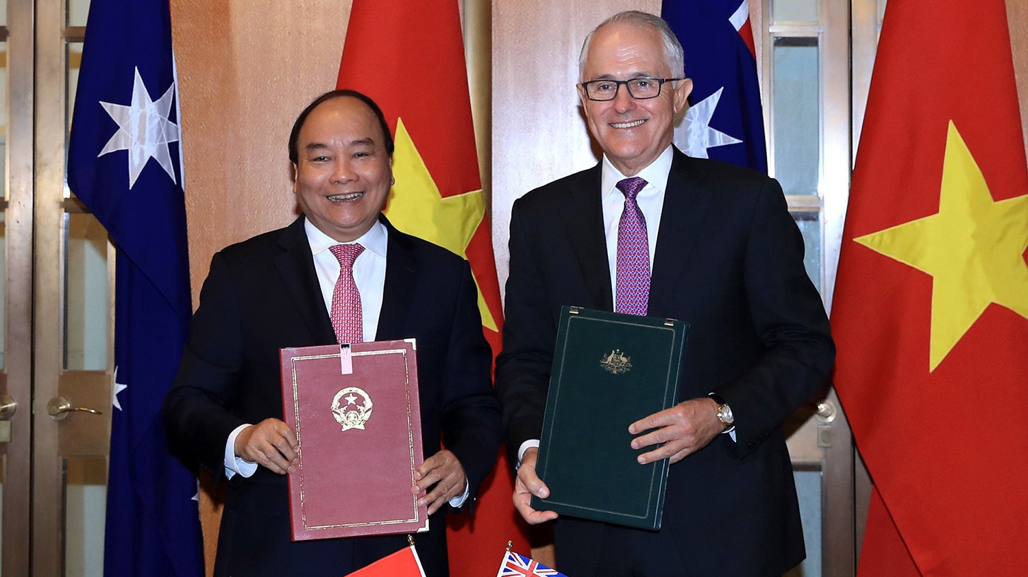 Thủ tướng Nguyễn Xuân Phúc và Thủ tướng Malcolm Turnbull ký Tuyên bố chung về thiết lập quan hệ Đối tác chiến lược giữa Chính phủ Việt Nam và Australia.
