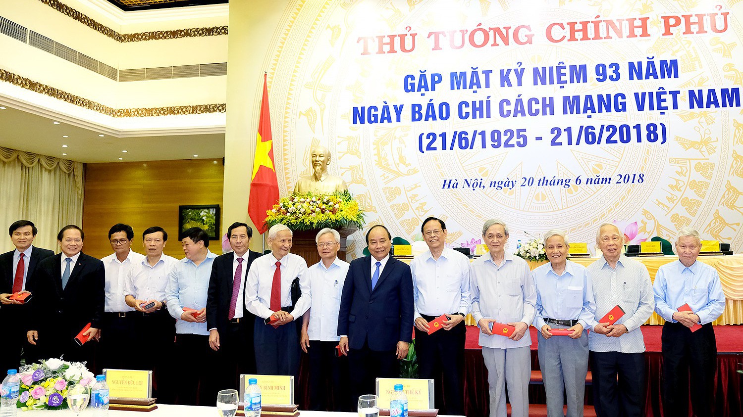 Thủ tướng tặng quà cho các nhà báo lão thành, lãnh đạo các cơ quan báo chí.