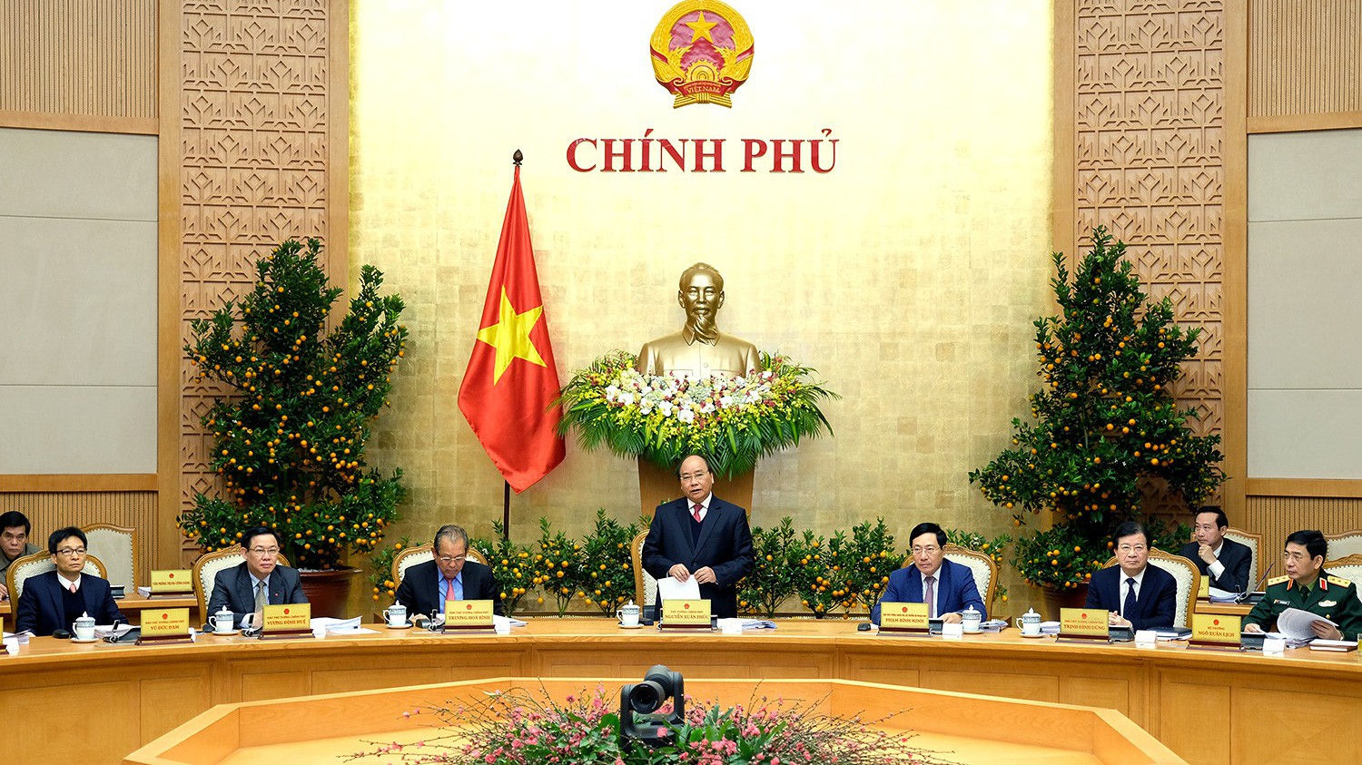 Chính phủ yêu cầu các bộ, ngành, địa phương chủ động theo dõi sát thay đổi chính sách của các đối tác lớn, các nước trong khu vực, diễn biến tình hình khu vực và quốc tế, nhận diện rõ thời cơ, thách thức để có đối sách, giải pháp phù hợp, không để bị động, bất ngờ và tránh phụ thuộc quá nhiều vào một thị trường.