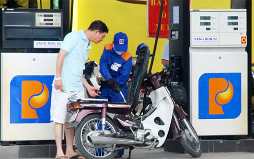 Quy định hiện hành về thời gian có ý kiến của cơ quan có thẩm quyền là 
từ 4 - 5 ngày sau khi nhận được văn bản đăng ký giá bán lẻ xăng, dầu của
 doanh nghiệp đầu mối. 