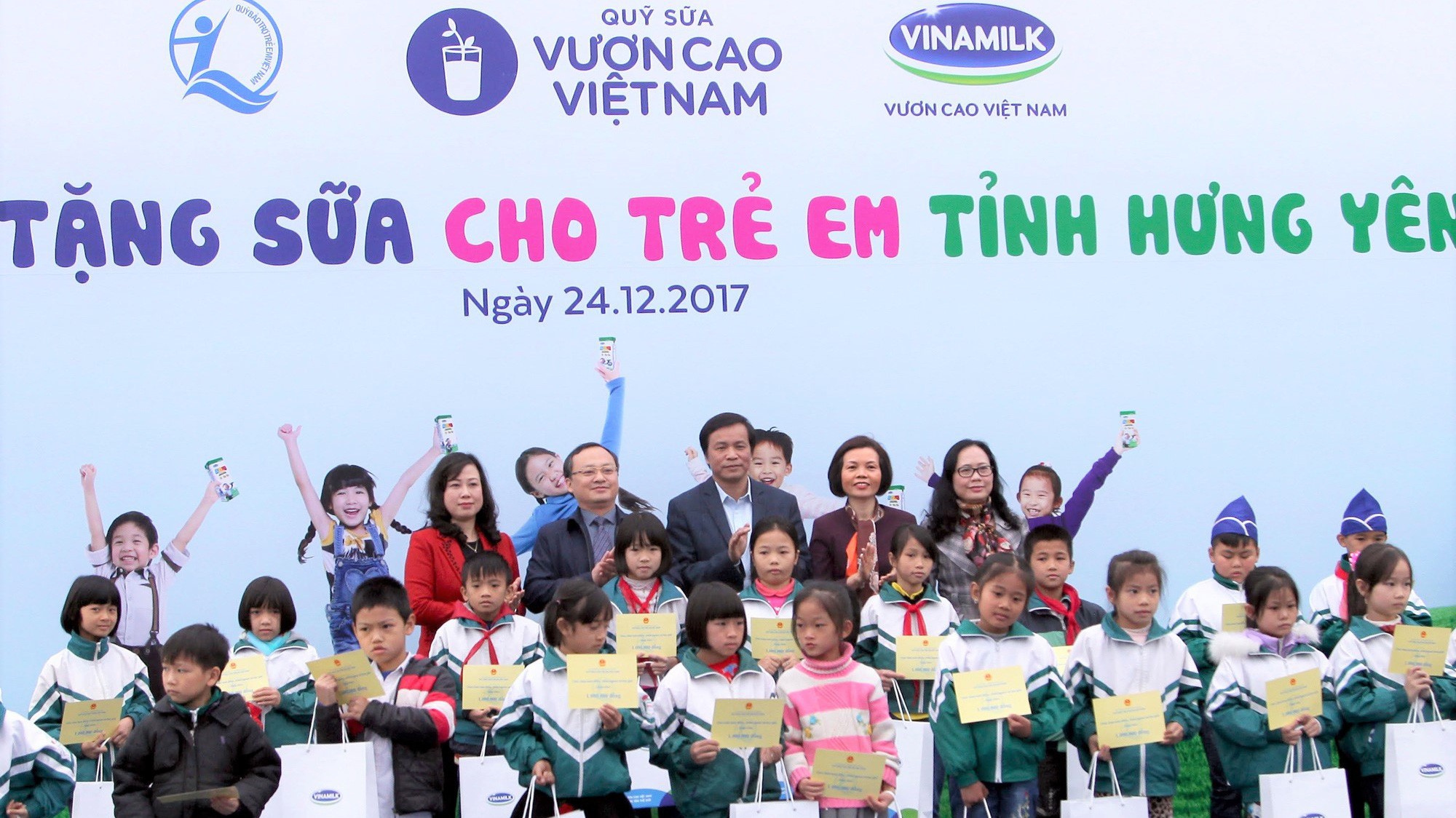 Các Đại biểu trao quà và học bổng cho các em học sinh của trường tiểu học Nhân Hòa, huyện Mỹ Hào, tỉnh Hưng Yên.
