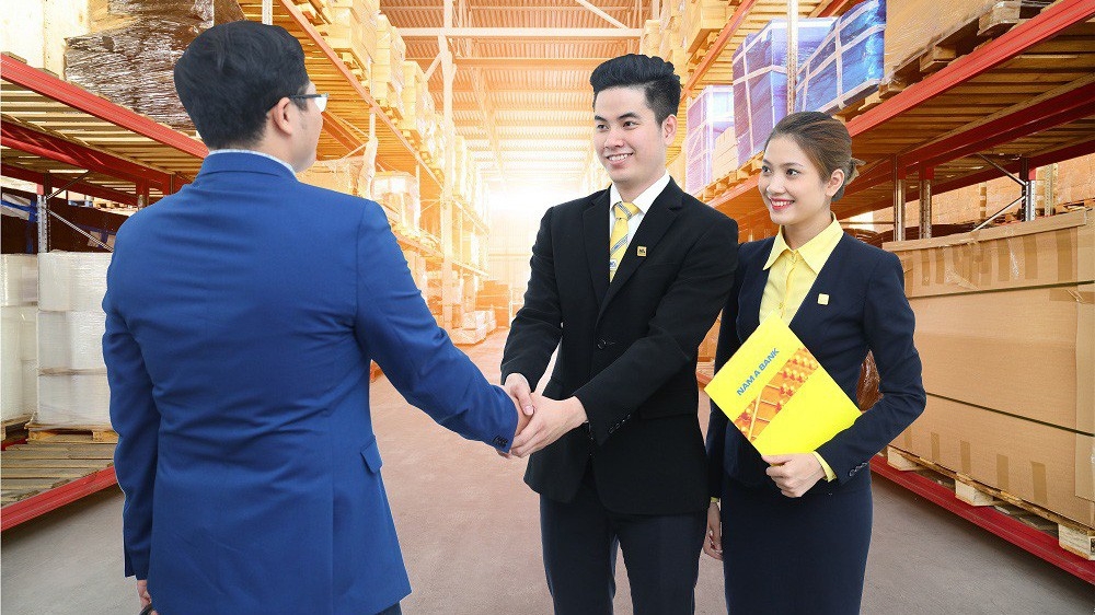  Nam A Bank sẽ miễn hầu hết các khoản phí dịch vụ online và tại quầy như dịch vụ chuyển khoản, dịch vụ ngân quỹ, dịch vụ quản lý tiền mặt, dịch vụ ebanking... trong thời gian 6 tháng.