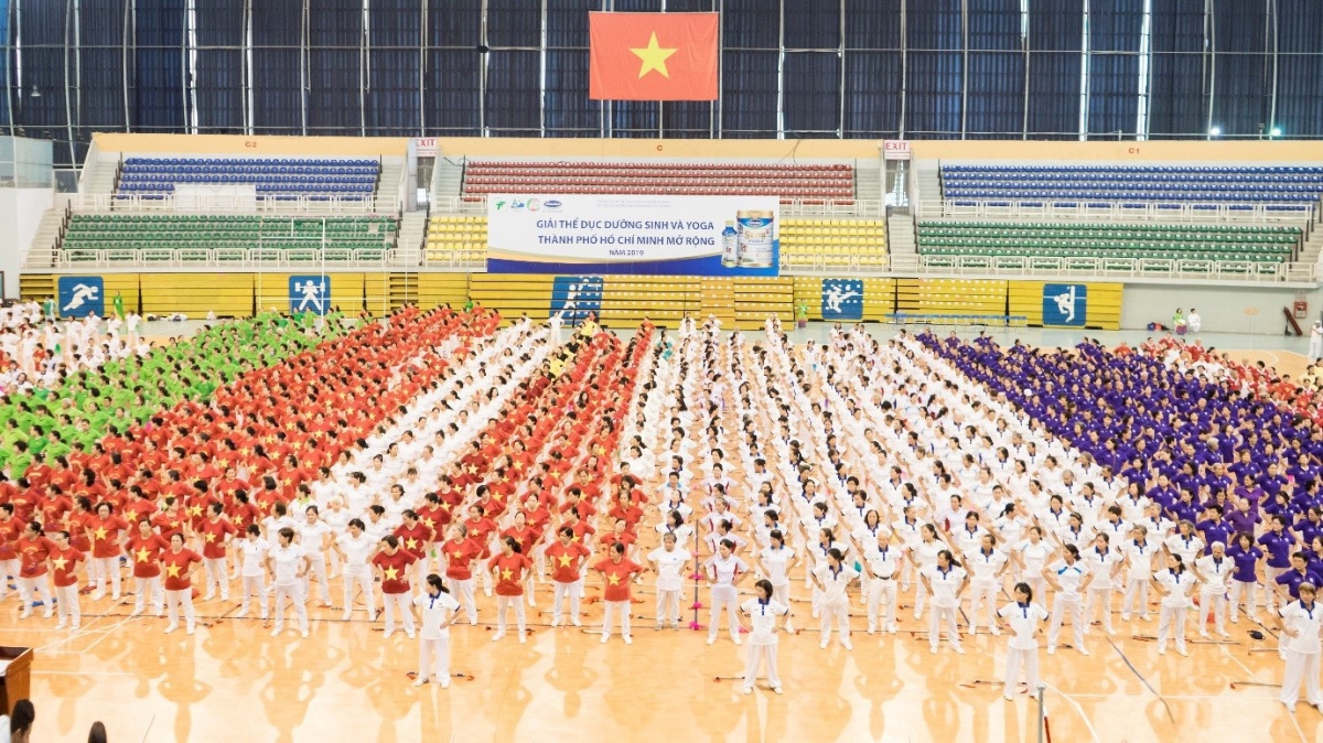 Người cao tuổi hào hứng tham gia hoạt động đồng diễn dưỡng sinh tại giải đấu.