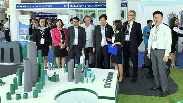 Ông Cao Lại Quang – Chủ tịch Hiệp Hội Cấp thoát nước Việt Nam, Nguyên Thứ Trưởng Bộ Xây Dựng cùng khách hàng thăm gian hàng Stroman (thương hiệu thành viên của Tập đoàn Tân Á Đại Thành) tại Triển lãm.