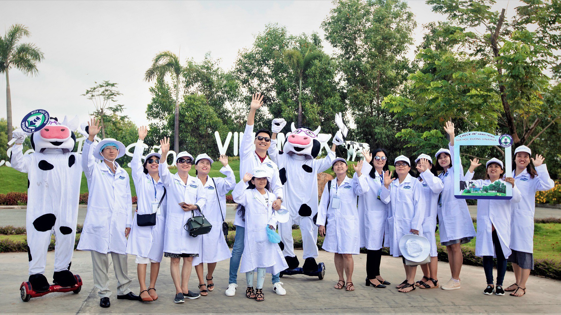 Các thầy cô, phụ huynh và các em học sinh chụp hình lưu niệm tại trang trại bò sữa Vinamilk Tây Ninh – nơi cung cấp nguồn sữa để sản xuất nên những hộp sữa học đường thơm ngon cho các em học sinh ở nhiều tỉnh thành.