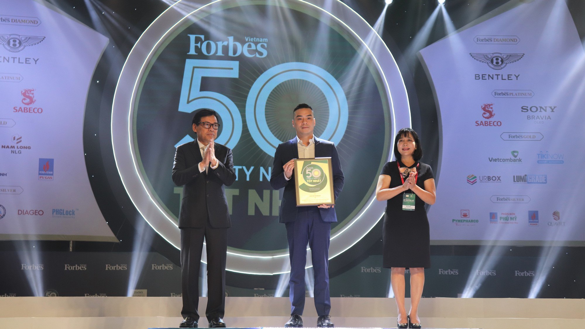 Ông Michael Hung Nguyen – Phó Tổng giám đốc Masan Group nhận giải thưởng từ Forbes Việt Nam.