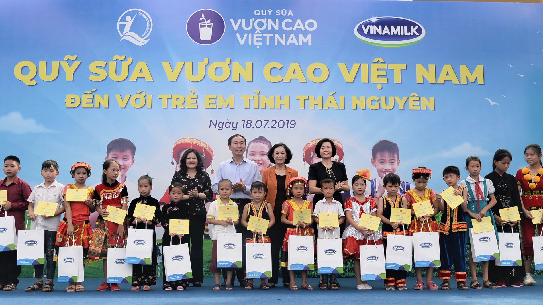 Trong suốt chặng đường 12 năm, Quỹ sữa Vươn Cao Việt Nam và Vinamilk đã trao tặng hơn 35 triệu ly sữa với tổng giá trị 150 tỷ đồng cho gần 441.000 trẻ em khó khăn trên khắp Việt Nam.