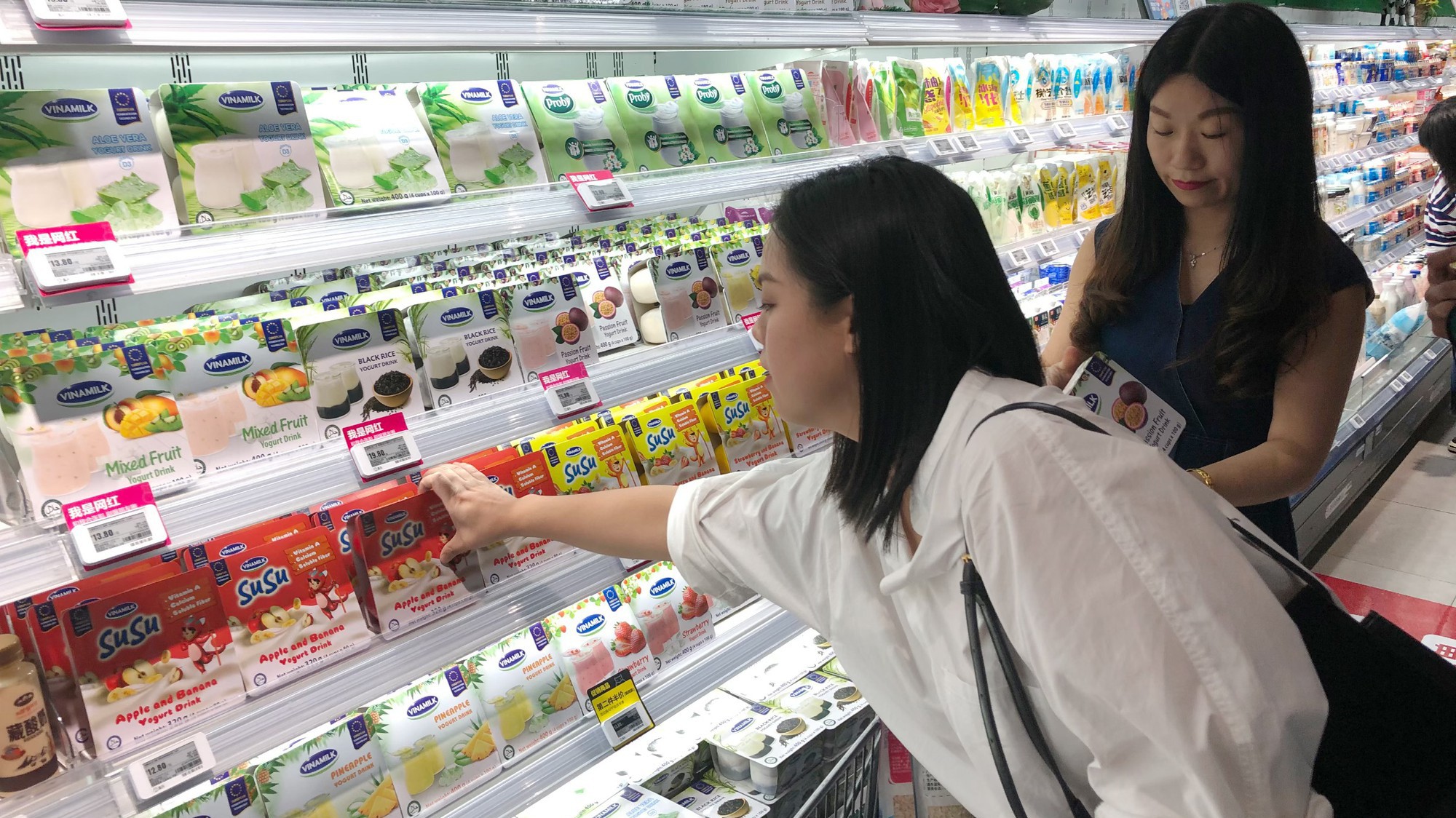 Khu vực bán sản phẩm sữa chua của Vinamilk tại siêu thị Hợp Mã (thuộc Alibaba) tại Hồ Nam, Trung Quốc.