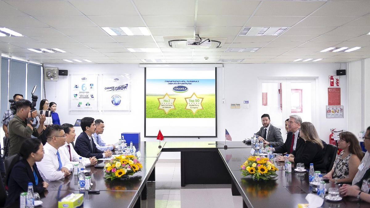 Buổi làm việc giữa Vinamilk và đoàn công tác Bộ Nông Nghiệp Hoa Kỳ trong khuôn khổ chuyến thăm Nhà máy sữa Việt Nam tại tỉnh Bình Dương.