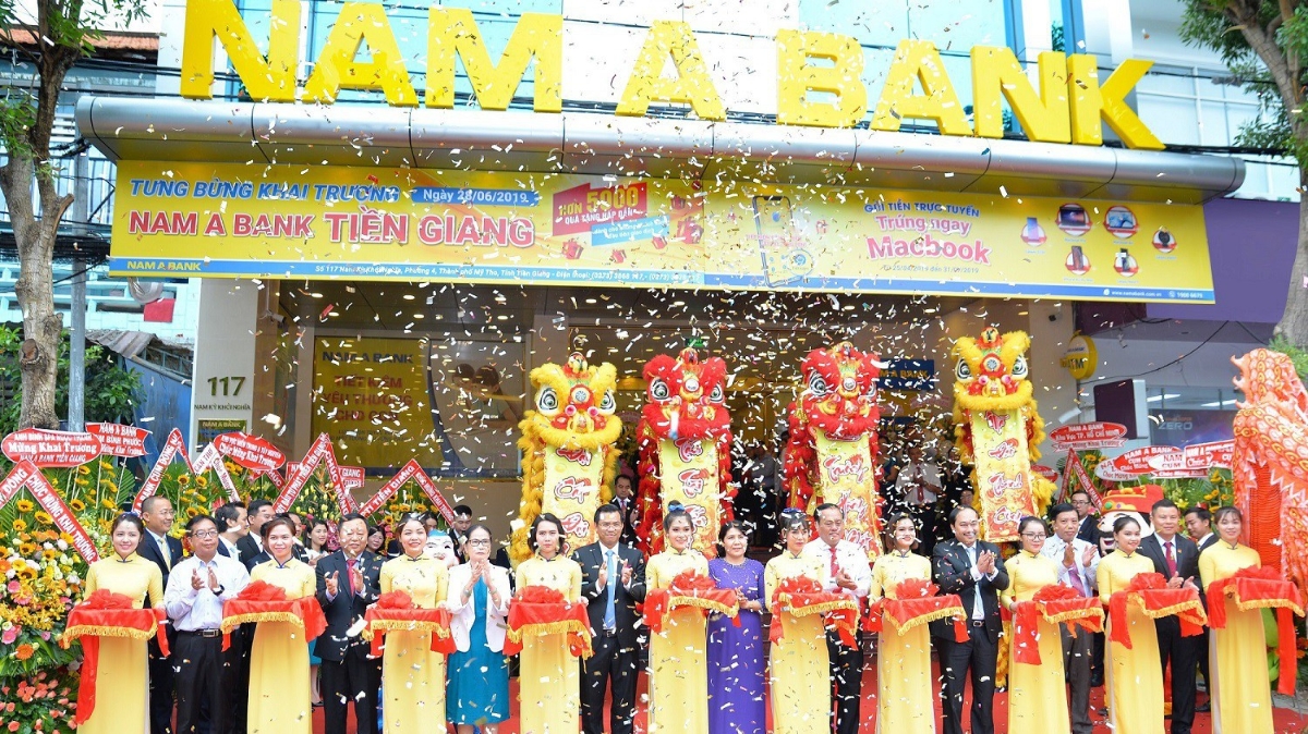 Nghi thức cắt băng khai trương chi nhánh Nam A Bank Tiền Giang tại số 117 Nam Kỳ Khởi Nghĩa, thành phố Mỹ Tho.