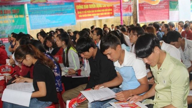 40 quận, huyện bị dừng tuyển chọn lao động xuất khẩu sang Hàn Quốc thuộc 10 tỉnh gồm: Nghệ An, Thanh Hóa, Hà Tĩnh, Hải Dương, Nam Định, Thái Bình, Quảng Bình, Bắc Ninh, Bắc Giang, Hưng Yên.