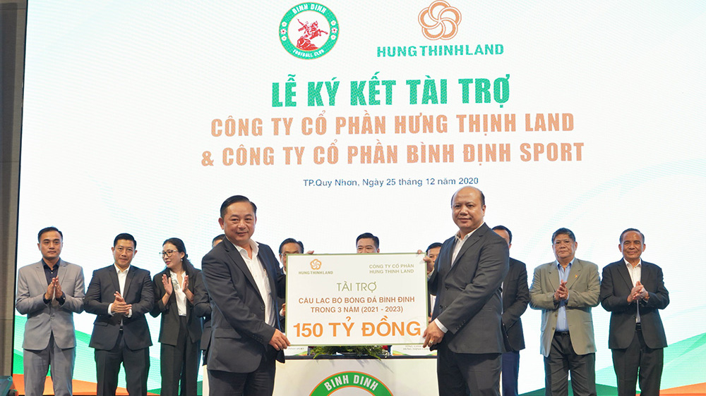 Ông Lê Trọng Khương - Tổng giám đốc Hưng Thịnh Land trao bảng tài trợ 150 tỷ đồng cho ông Nguyễn Hữu Sang - Giám đốc Công ty Cồ phần Bình Định Sport, đại diện đơn vị chủ quản câu lạc bộ bóng đá Topenland Bình Định.