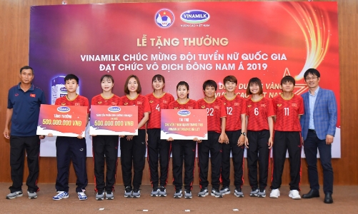 Vinamilk trao thưởng chúc mừng đội tuyển bóng đá nữ quốc gia vô địch Đông Nam Á 2019
