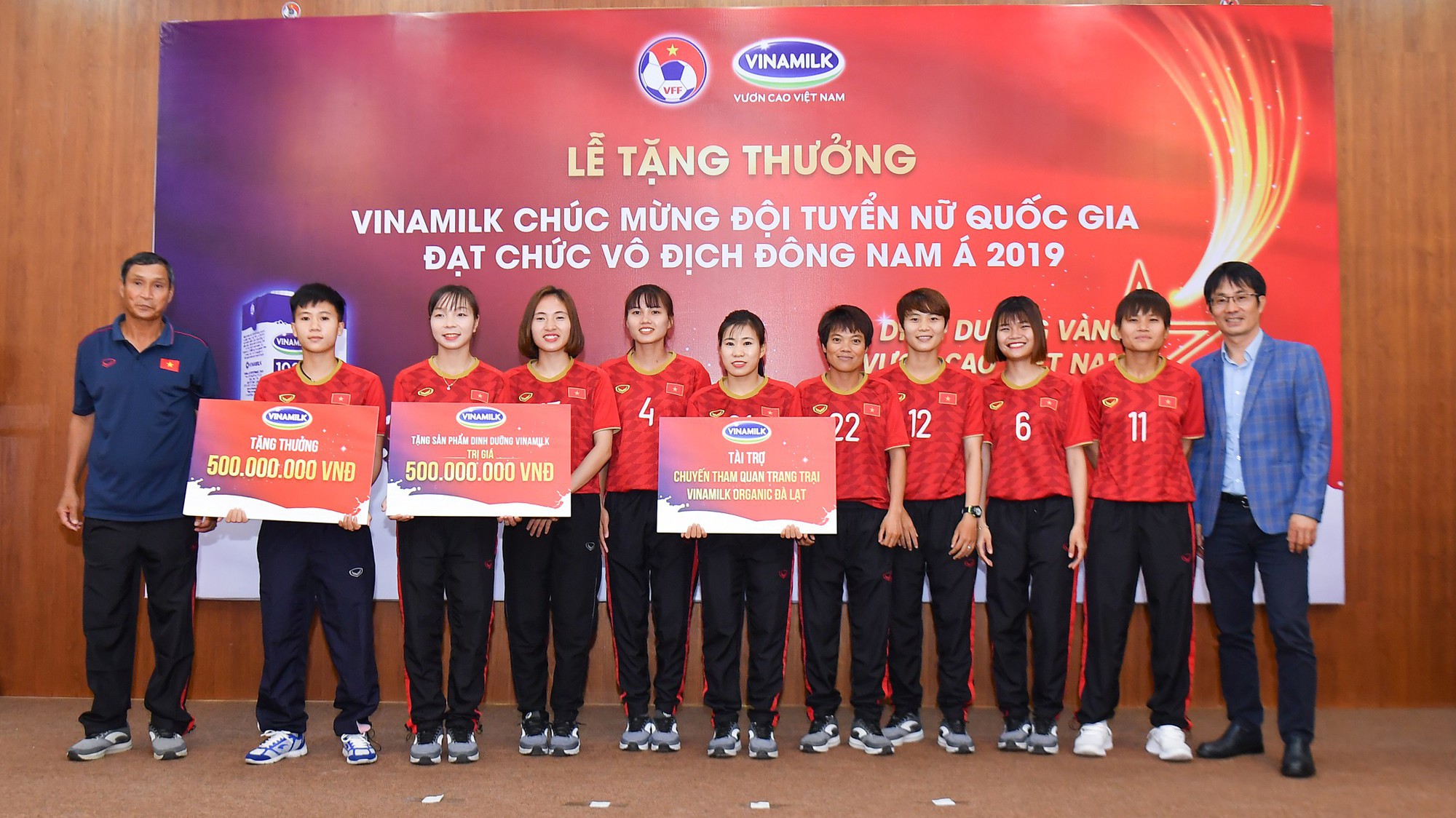 Ông Phan Minh Tiên, Giám đốc Điều hành Marketing và Kinh doanh Vinamilk đại diện trao tặng các phần thưởng cho Đội tuyển Bóng đá nữ quốc gia.