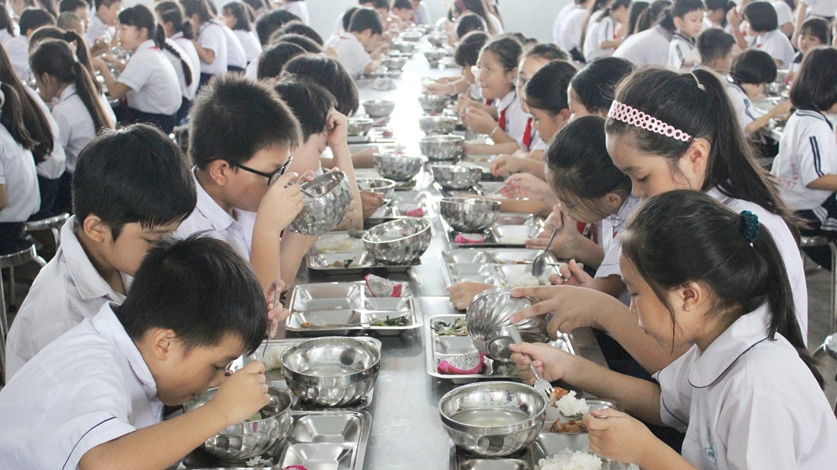 Dinh dưỡng học đường đóng vai trò quan trọng đối với sự phát triển toàn diện của trẻ.