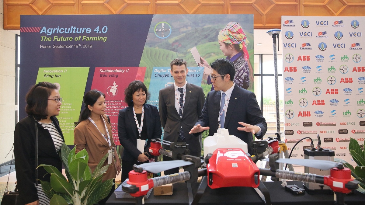 Thiết bị bay không người lái giúp nông dân canh tác nhỏ an toàn và tiết kiệm.