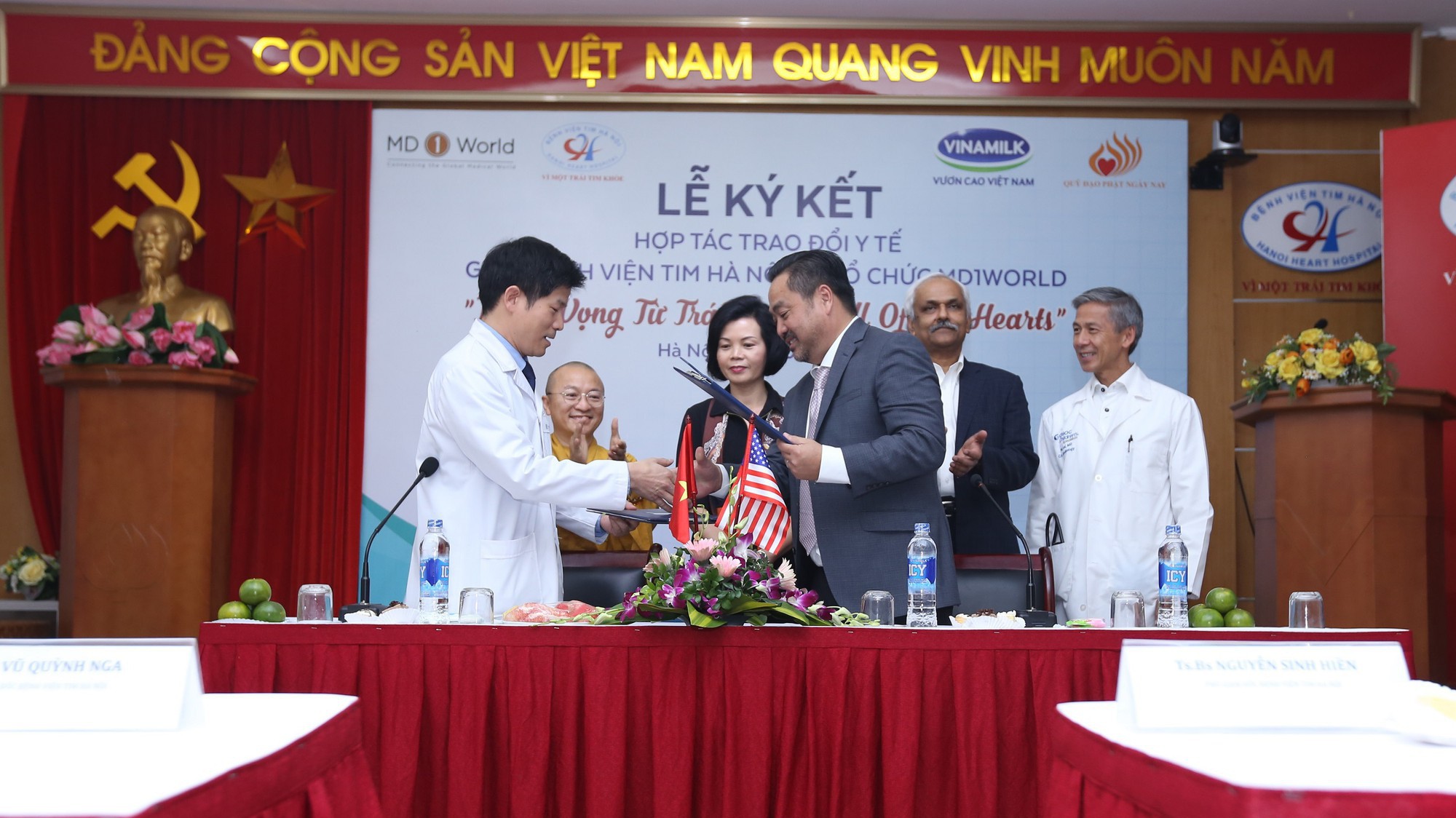 Lãnh đạo Bênh viện tim Hà Nội ký kết hợp tác với tổ chức MD1World.