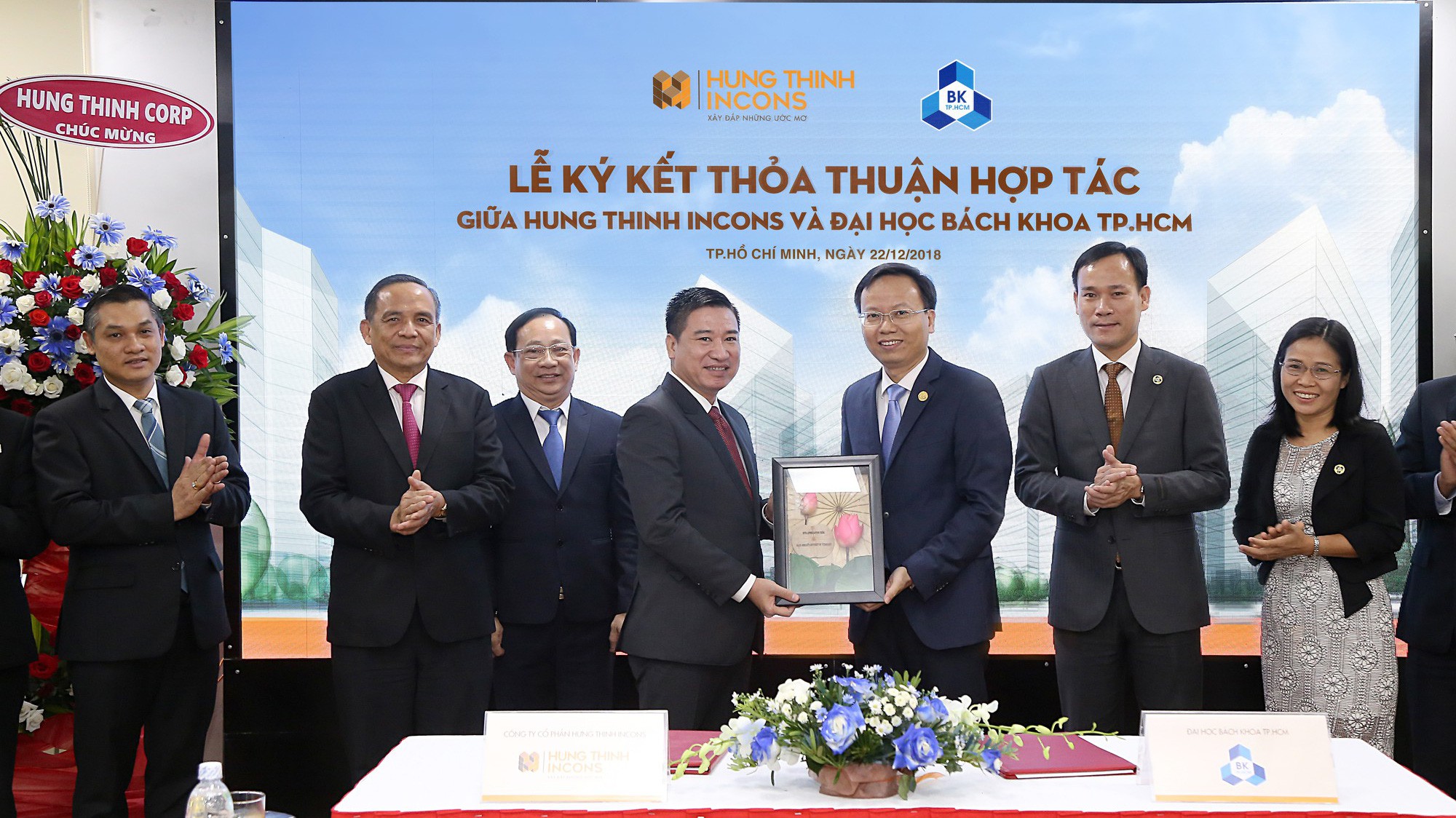 PGS.TS.Mai Thanh Phong - Hiệu trưởng trường Đại học Bách khoa Tp.HCM trao tặng quà lưu niệm cho ông Nguyễn Đình Trung - Chủ tịch Hội đồng Quản trị Hưng Thịnh Incons.