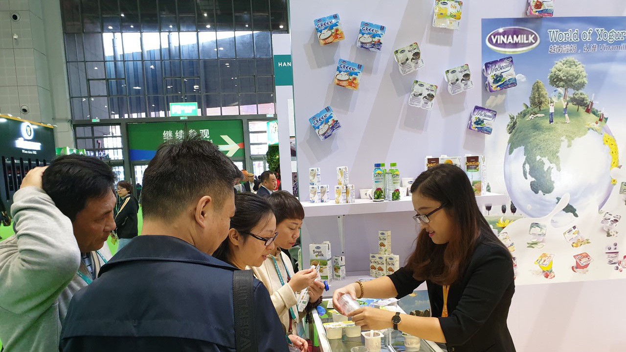 Người tiêu dùng Trung Quốc dùng thử và thích thú với các sản phẩm của Vinamilk tại hội chợ.