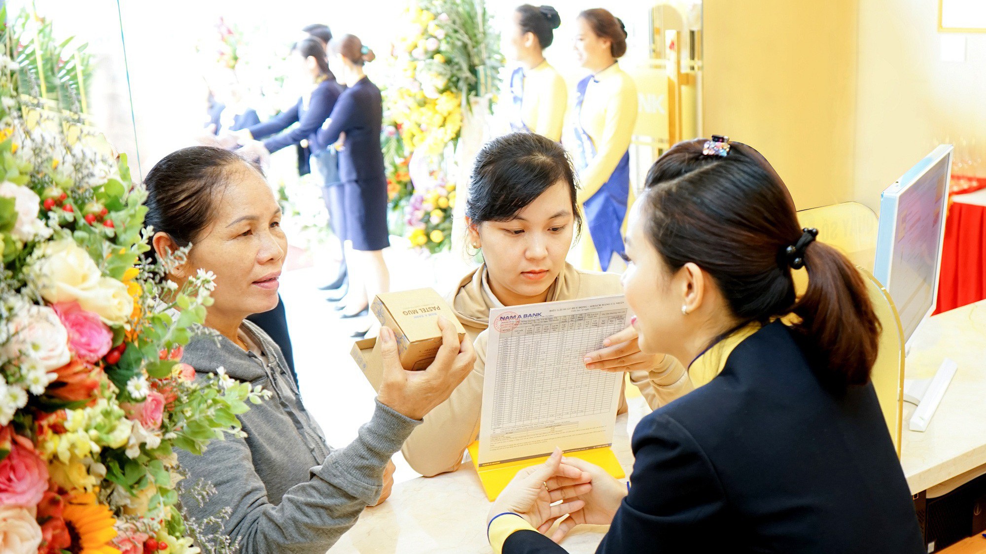 Khách hàng giao dịch và nhận quà nhân dịp khai trương chi nhánh Nam A Bank Đắk Nông.