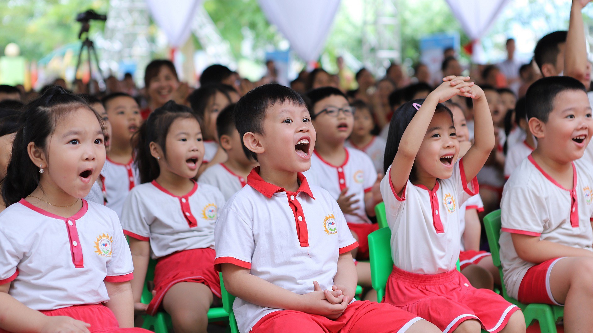 Các em học sinh tại Thanh Hóa hào hứng tham gia chương trình văn nghệ chào mừng lễ phát động Ngày vi chất dinh dưỡng năm 2019.