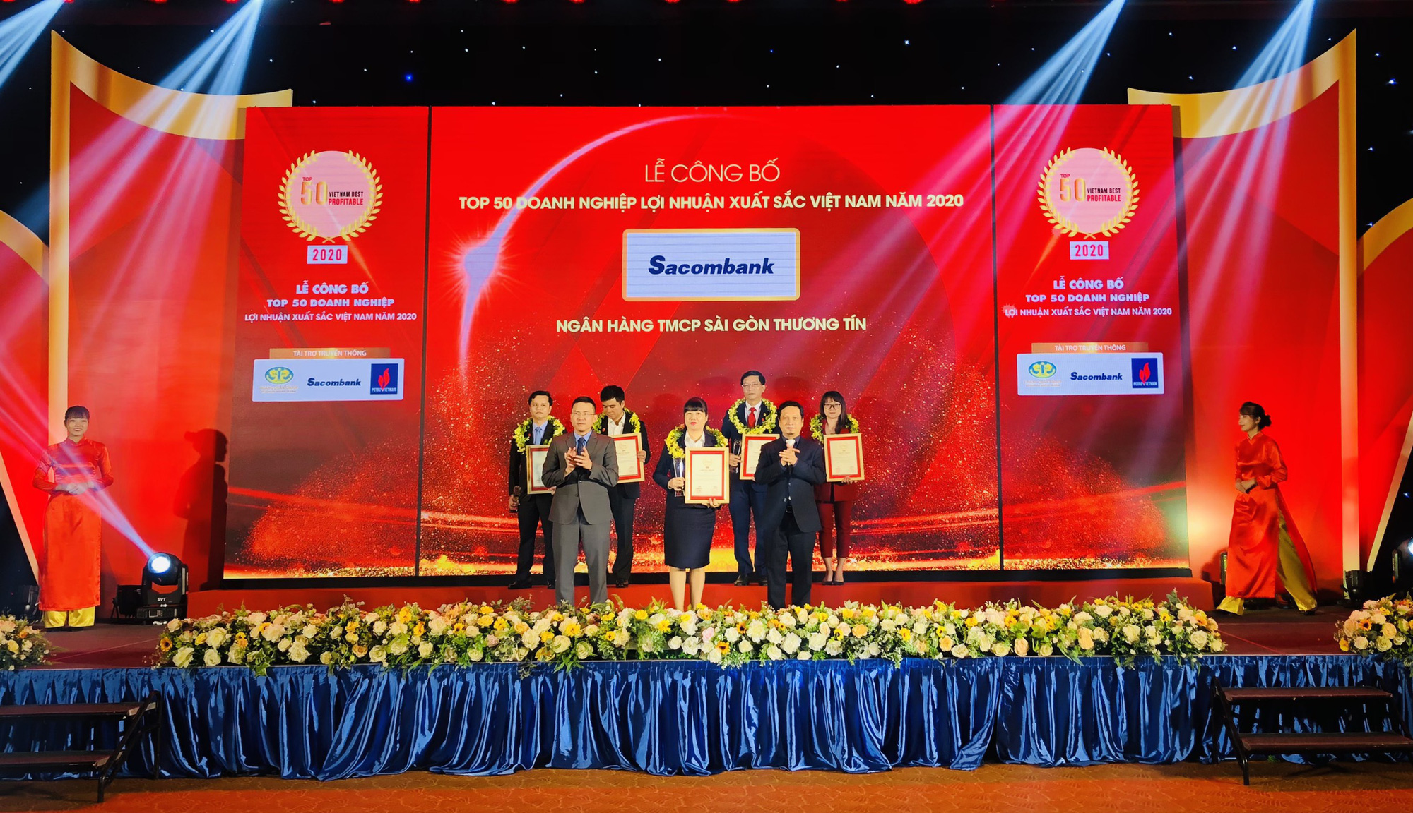 Bà Hà Quỳnh Anh - Phó Tổng giám đốc Sacombank (giữa) nhận giải thưởng Top 50 doanh nghiệp lợi nhuận xuất sắc Việt Nam 2020.