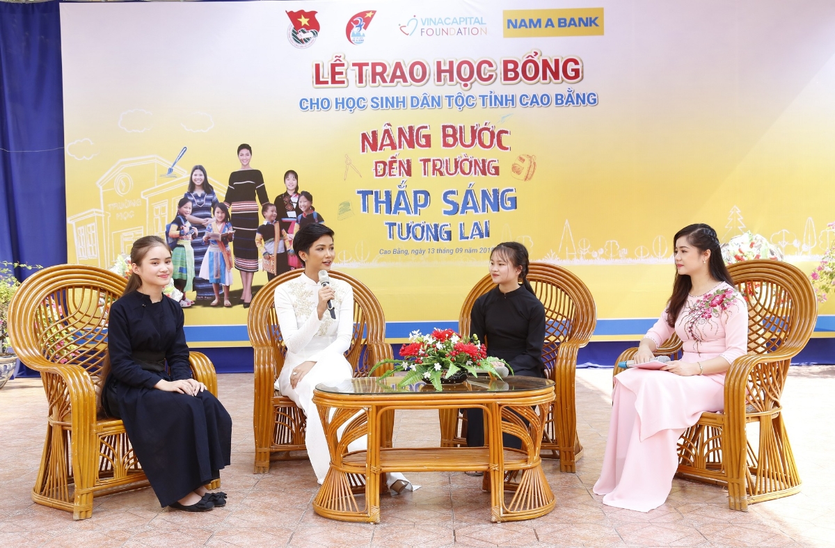 Nam A Bank trao học bổng cho học sinh dân tộc thiểu số Cao Bằng  - Ảnh 1.