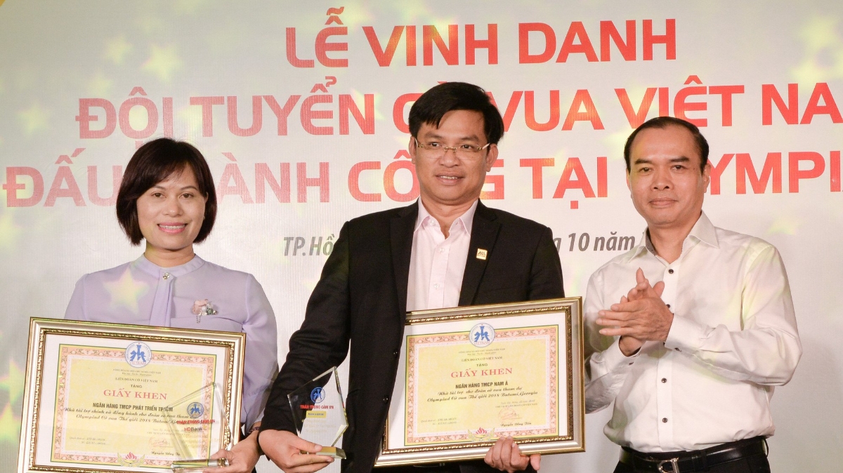 Ông Nguyễn Đồng Tiến - Chủ tịch Liên đoàn Cờ Việt Nam trao bằng khen và Kỷ niệm chương cho các Đơn vị Tài trợ..