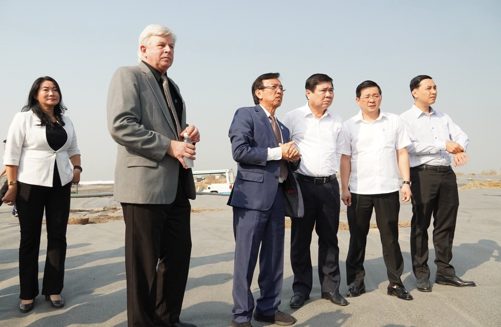 Đoàn làm việc của UBND Tp.HCM trực tiếp khảo sát trên đỉnh bãi rác ở Đa Phước, thuộc Công ty VWS