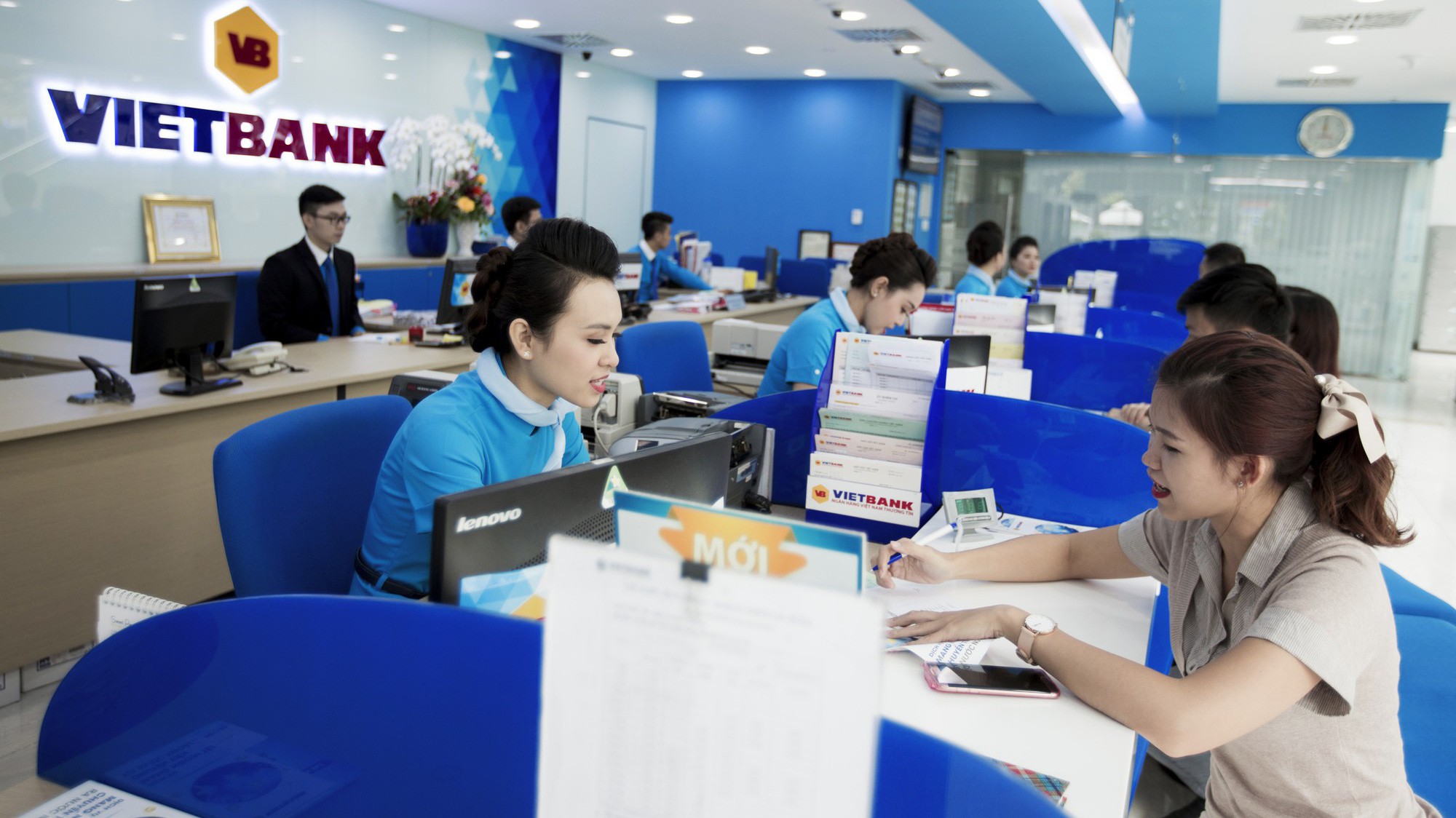 Khách hàng giao dịch tại Vietbank.