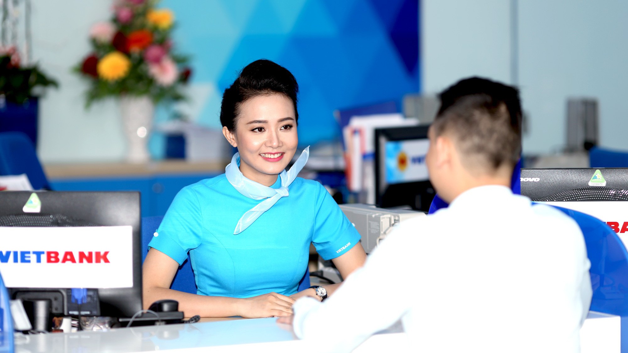 Khách hàng giao dịch tại VietBank.
