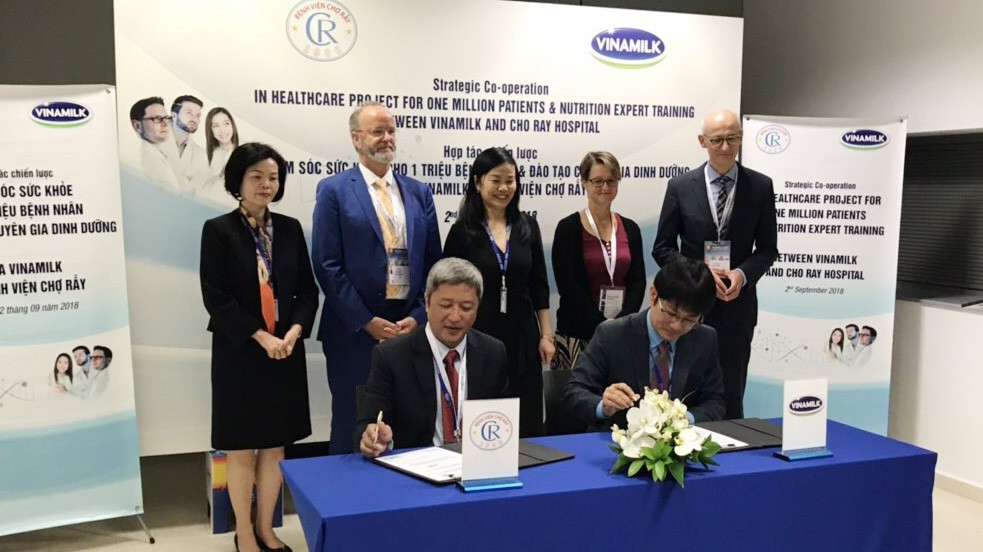 Đại diện lãnh đạo Bệnh viện Chợ Rẫy và Vinamilk ký kết hợp tác chiến lược giai đoạn 2019-2021.