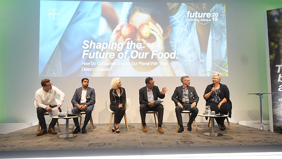 Lãnh đạo của Bayer và các chuyên gia trong ngành thảo luận về các giải pháp bền vững và sáng tạo giúp nông dân trên thế giới đối mặt với những thách thức lớn nhất mà họ gặp phải.