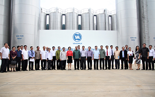 Đại diện Vinamilk và Đoàn đại biểu Đảng Nhân dân cách mạng Lào chụp ảnh lưu niệm tại Nhà máy Sữa Việt Nam.