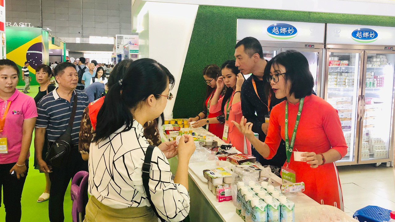 Người tiêu dùng Trung Quốc dùng thử và đánh giá cao các sản phẩm của Vinamilk.