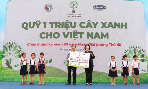 Hơn 60.000 cây xanh và 119.000 ly sữa được Vinamilk dành tặng cho trẻ em Hà Nội