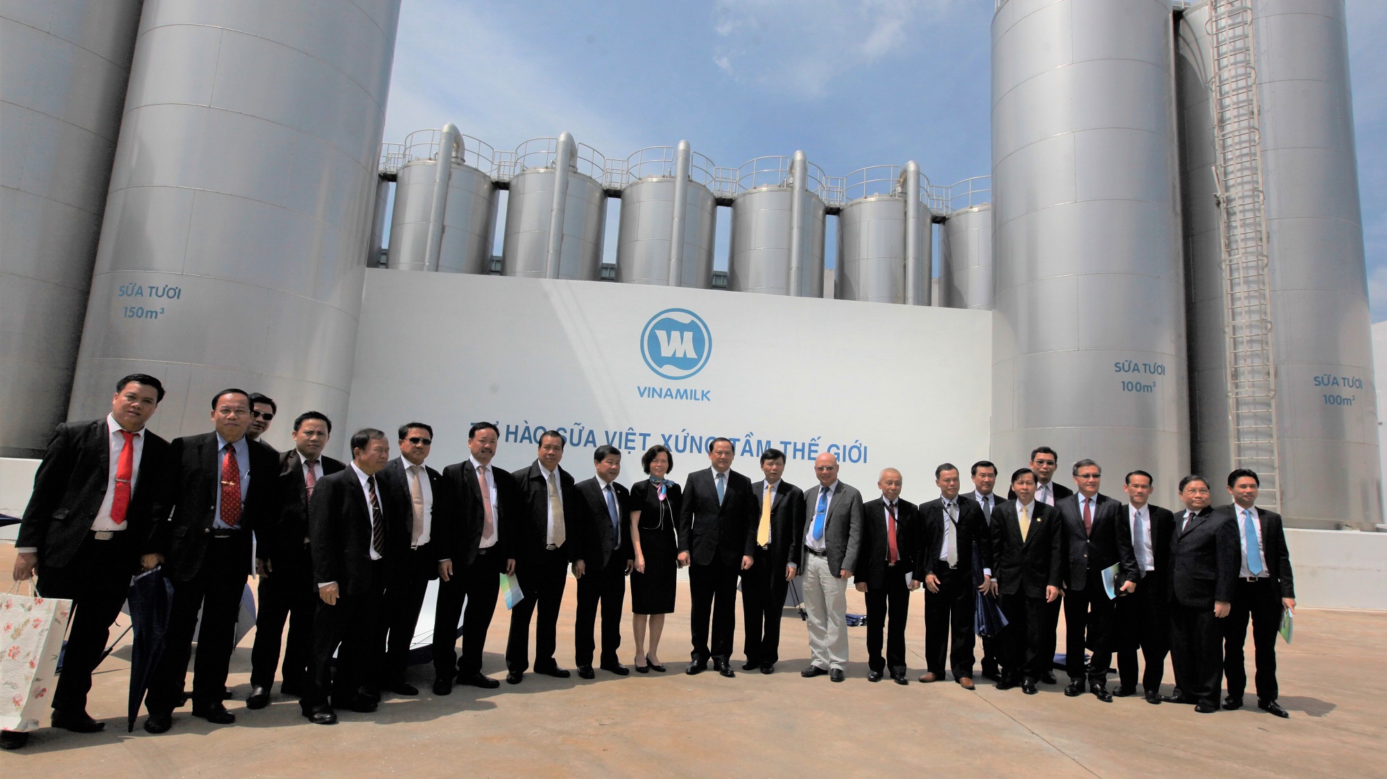 Các đại biểu tham quan nhà máy sữa của Vinamilk.
