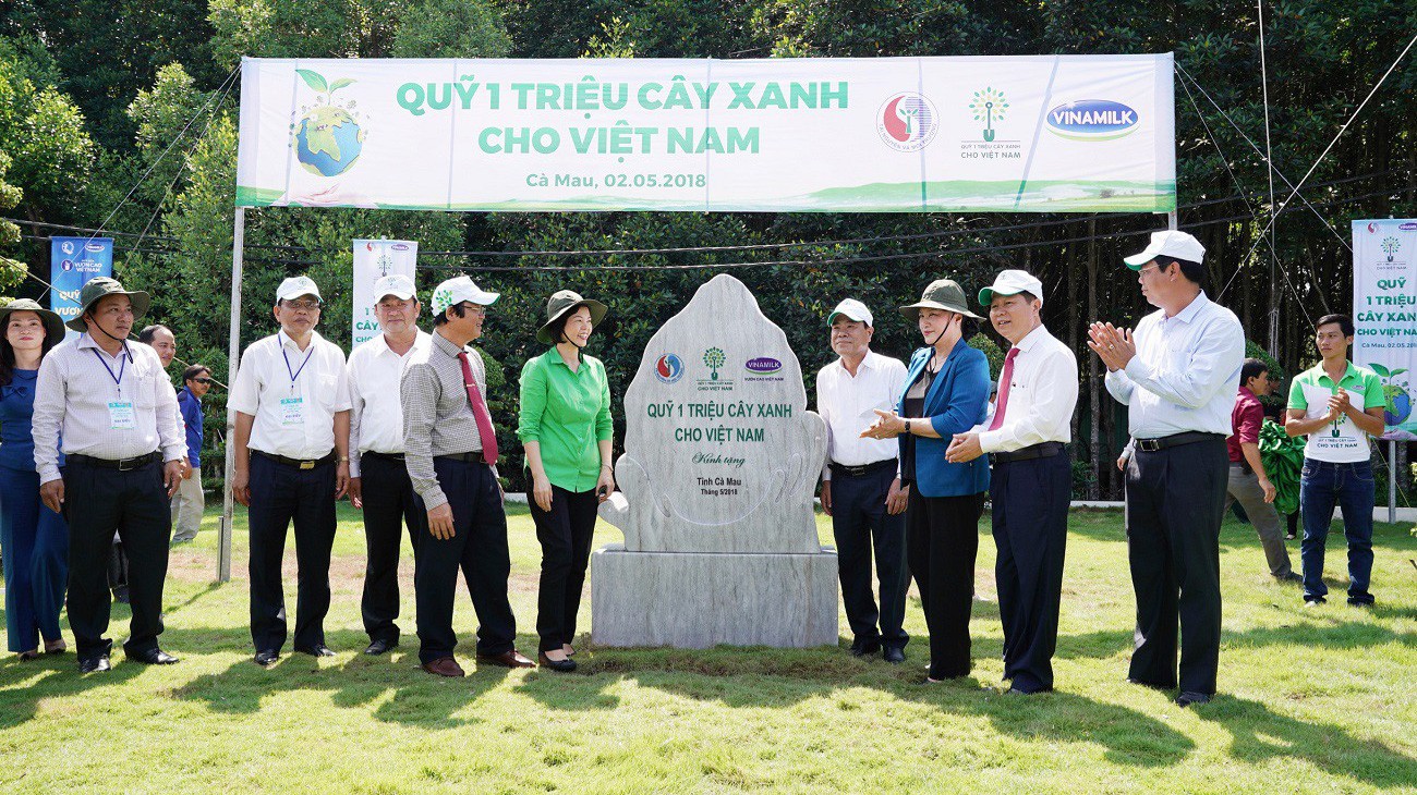 Các đại biểu thực hiện nghi thức kéo khăn phủ biển đá lưu niệm.