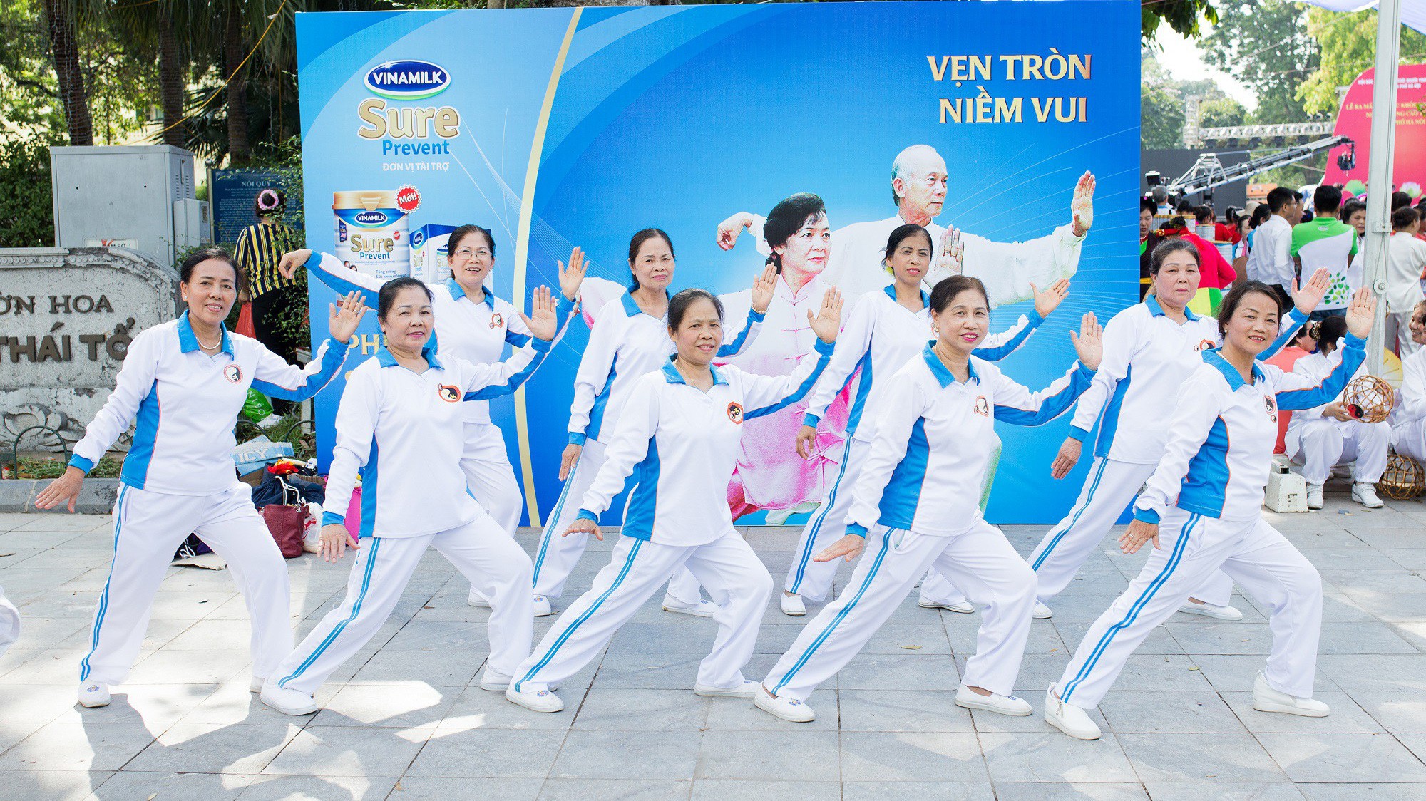 Các bác người cao tuổi hào hứng tham gia các hoạt động trong chương trình.