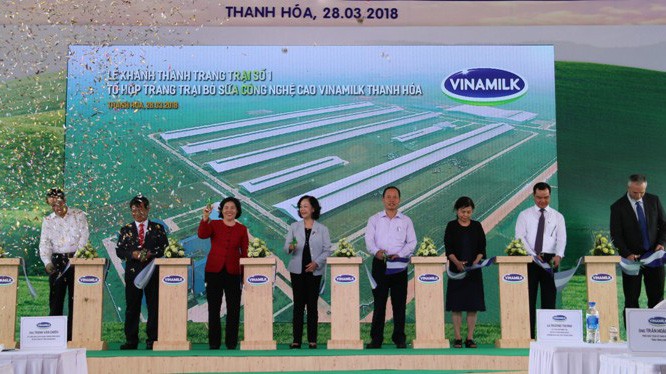 Các đại biểu cắt băng khánh thành trang trại.