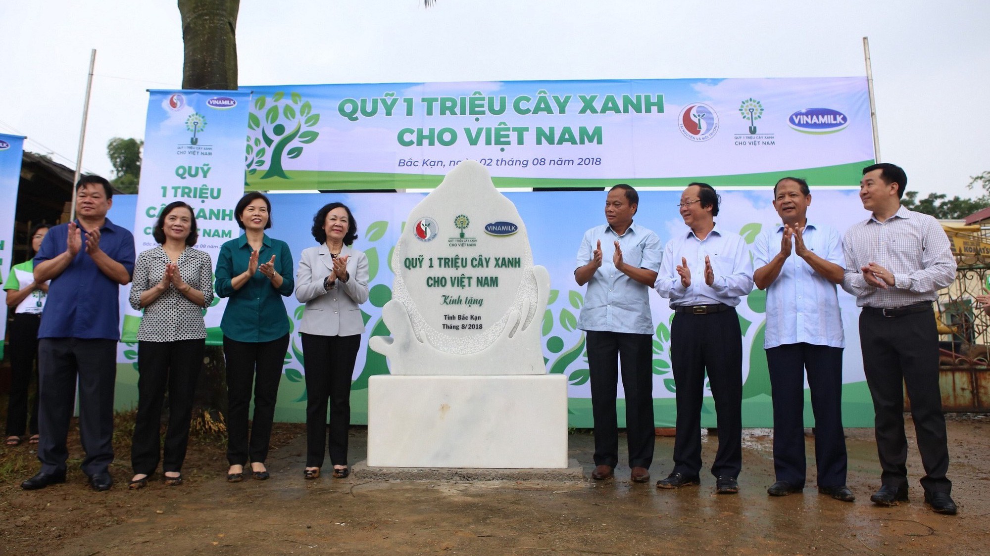 Bà Trương Thị Mai, Ủy viên Bộ Chính trị, Bí Thư Trung ương Đảng, Trưởng Ban Dân vận Trung ương và Bà Bùi Thị Hương, Giám đốc Điều hành Vinamilk cùng các đại biểu thực hiện nghi lễ kéo khăn phủ biển đá lưu niệm.