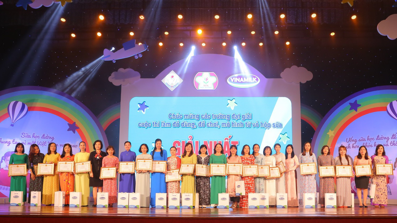 Bà Lê Thị Bích Thuận - Giám đốc Sở Giáo dục và Đào tạo Đà Nẵng và Bà Bùi Thị Hương - Giám đốc Điều hành Vinamilk trao tặng giấy khen và phần thưởng cho các trường mầm non có thành tích xuất sắc trong cuộc thi làm đồ dùng, đồ chơi, mô hình từ vỏ hộp sữa.
