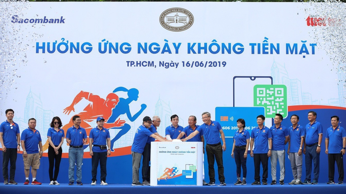 Sacombank phối hợp cùng báo Tuổi Trẻ tổ chức chương trình chạy bộ "Hưởng ứng ngày không tiền mặt" tại Hà Nội và Tp.HCM vào ngày 16/6 vừa qua.