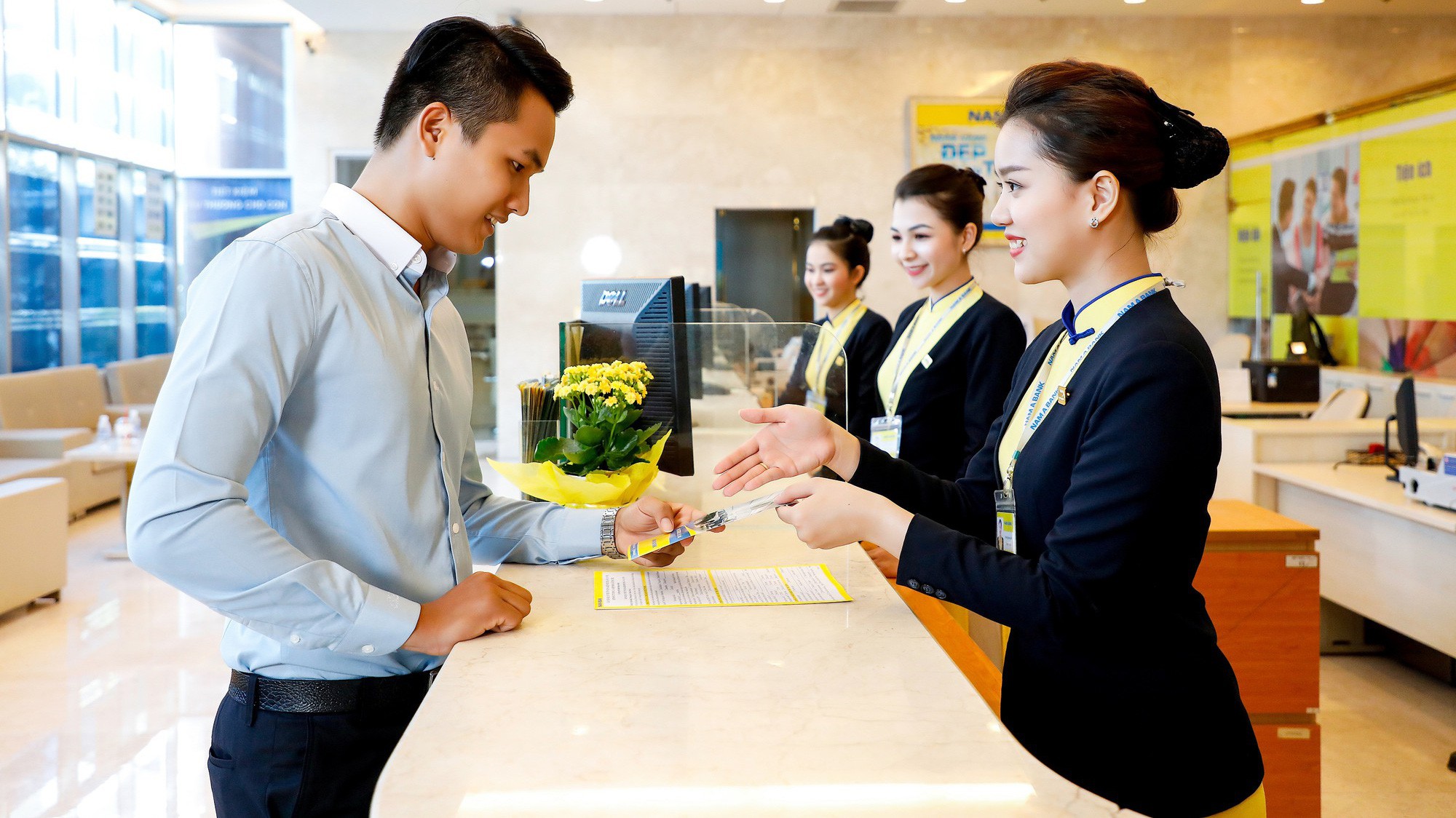 Khách hàng giao dịch tại Nam A Bank.